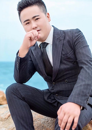 山丘：人生就像登山，遥看目标似乎高不可攀，其实每向前一步，我们就距目标更进一步