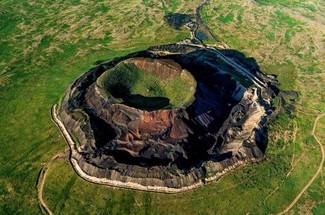 【辉腾锡勒·火山草原2日】8人小团丨乌兰察布+乌兰哈达火山草原+辉腾锡勒黄花沟+住草原蒙古包+赠送宇航服拍照+民族表演+篝火晚会