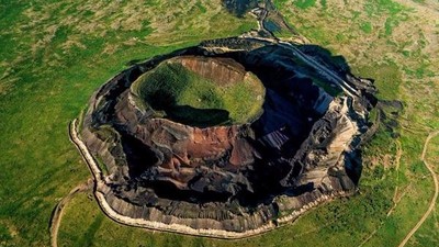 【辉腾锡勒·火山草原2日】8人小团丨乌兰察布+乌兰哈达火山草原+辉腾锡勒黄花沟+住草原蒙古包+赠送宇航服拍照+民族表演+篝火晚会