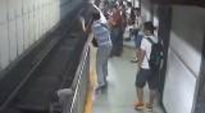 突发：北京地铁1号线军事博物馆站，不知什么缘故，一乘客跳下站台，还好地铁制动及时！挥手那哥们，好棒！