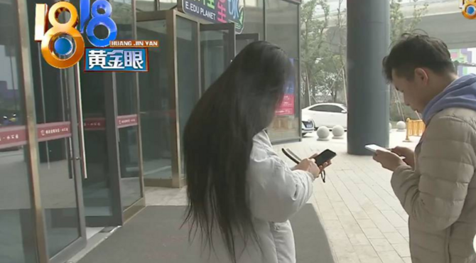 1818黄金眼之男子在洗浴中心洗澡，一头长发被吸进吹风机