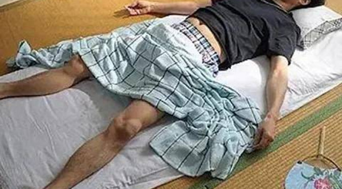 【电影间谍】中年男人跑去洗浴中心,竟然撞见了自己女儿,看完让人啼笑皆非!