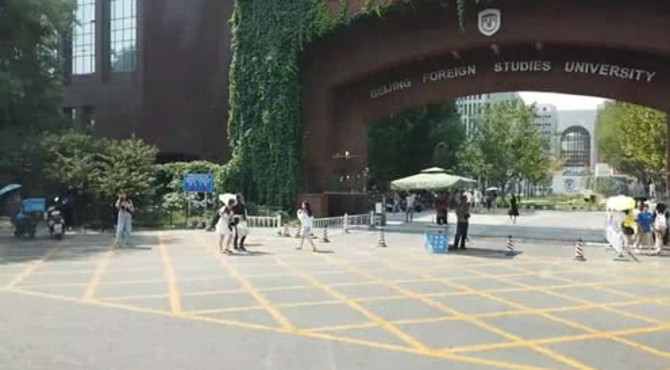 路过北京外国语大学，门口美女真多