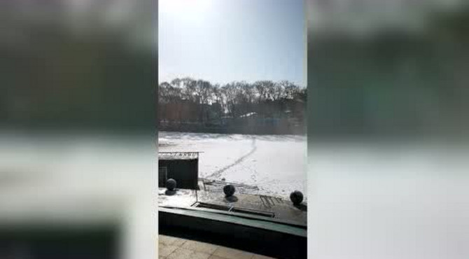 北京龙潭湖公园人工造雪，冰雪嘉年华即将道来