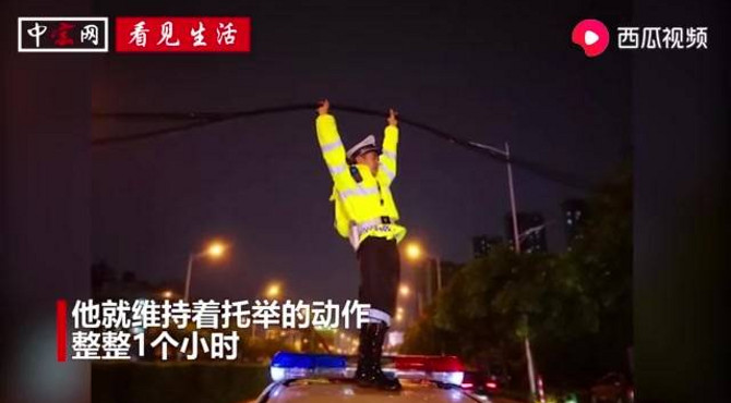 风雨中的托举! “白鹿”过境交通堵塞 辅警托举电缆整整一小时