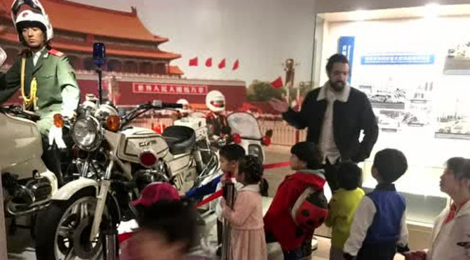 外教带娃玩逛北京警察博物馆