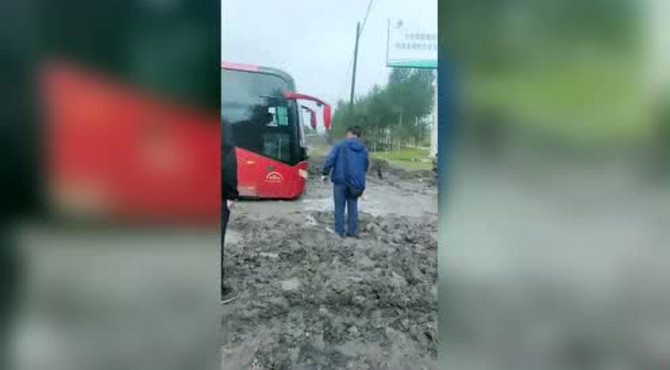 拖拉机救援大巴车，一动不动，感觉压力好大