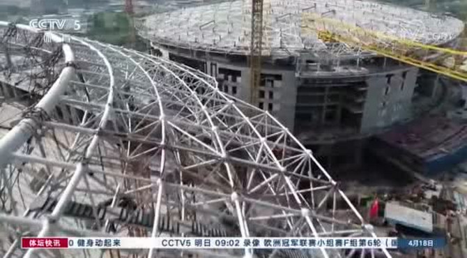 昨天 成都凤凰山体育公园项目专业足球场钢结构顺利封顶