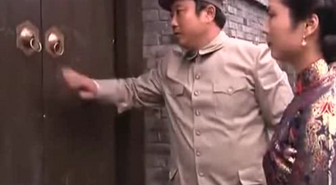 前脚咒骂儿子逛窑子，后脚看见街上八大胡同的立马心飞扬！