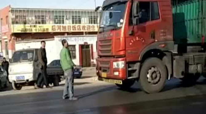 后河的公路上的车