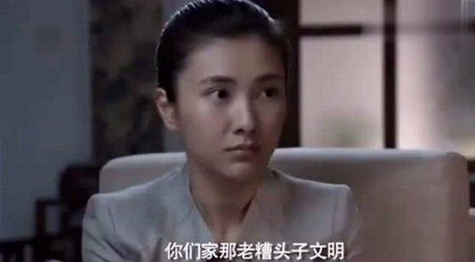 正阳门下：破烂侯骂苏萌，你配的上韩春明吗