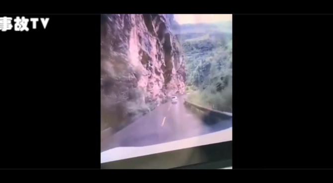 【交通事故】雨季山路落石，砸中小轿车