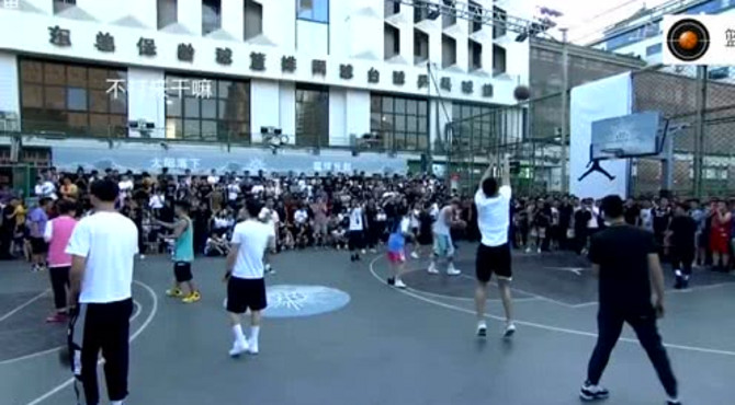 日落东单！郭艾伦空降东单体育中心现场互动，感受现场的篮球热情