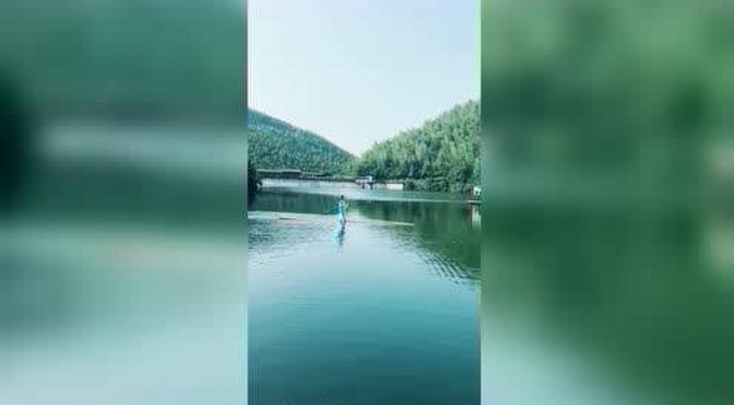 青山碧水赏静湖，仙子荡舟缀锦图南山竹海无限美，仙凡共景天上无
