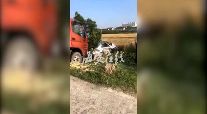 海安大公一轿车被卡车撞进田间