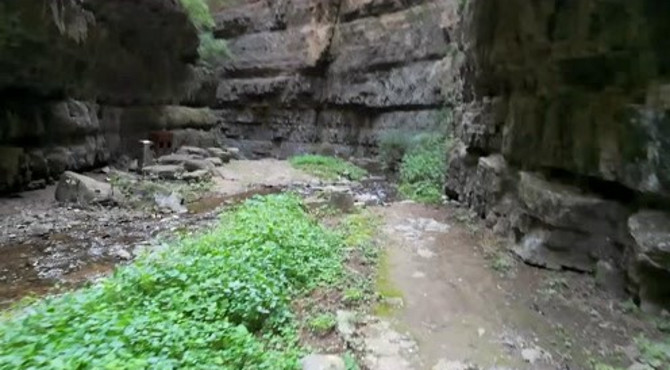 龙门涧一线天峡谷，山峰高耸，泉水潺潺