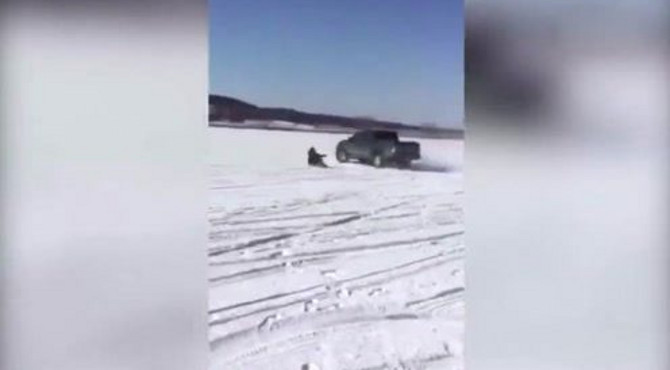 皮卡拉人滑雪突然刹车 女孩头撞车身痛苦大叫