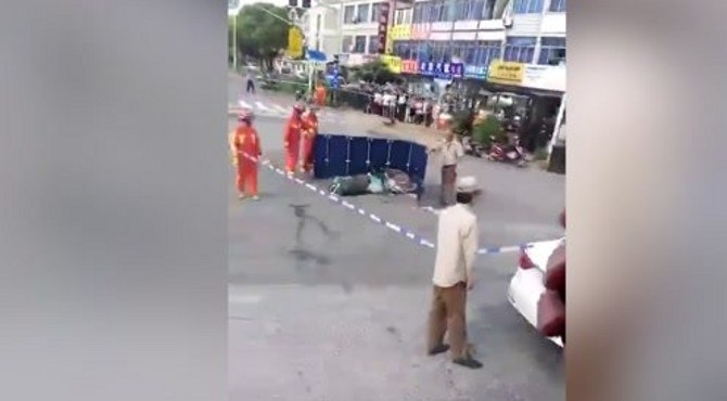 南汇南芦公路车祸，大车转弯碾压电动车，骑车人不幸当场身亡