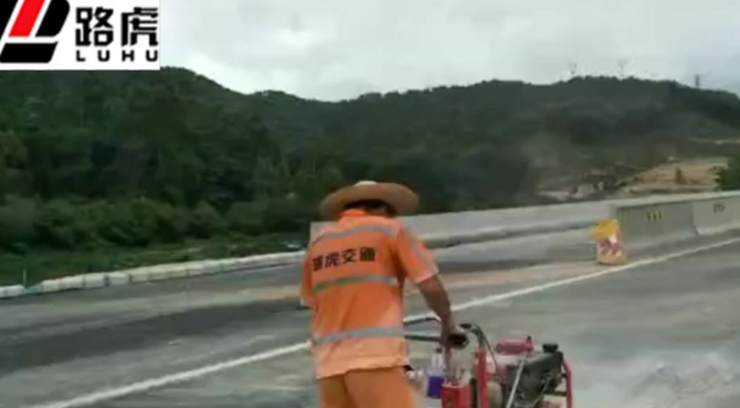 路虎交通：施工人员在道路标线涂料施划之前进行旧标线的清除