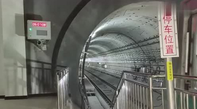 北京地铁8号线三四期进出站，永定门外出站瀛海方向