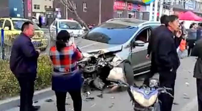左权县万寿西街发生交通事故