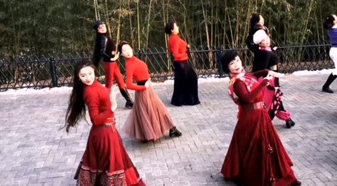 来紫竹院公园就是为了一睹晓红的风采，年轻漂亮有活力，舞美人美