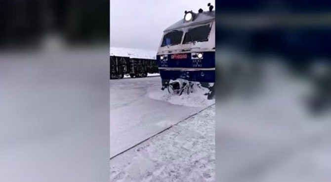 大兴安岭的雪，看不见火车道，这火车是怎么开过来的？