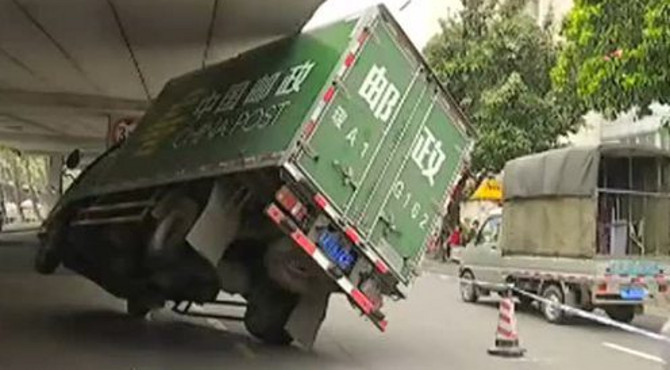 邮政车被卡大桥底惊险一幕