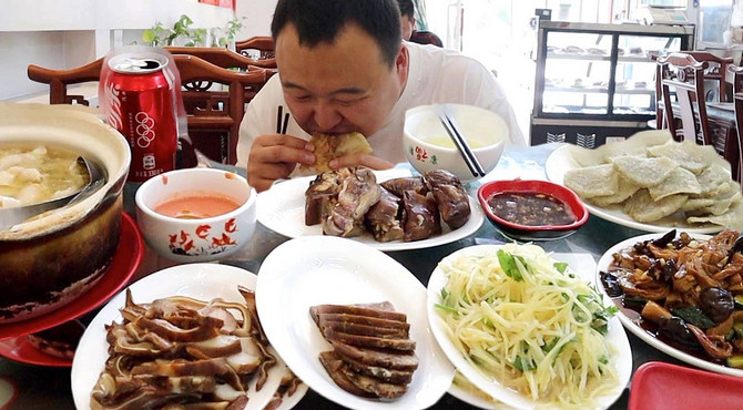 小伙去，北京昌平某众点评第一的北京菜，酱肉，酸菜白肉，真过瘾！