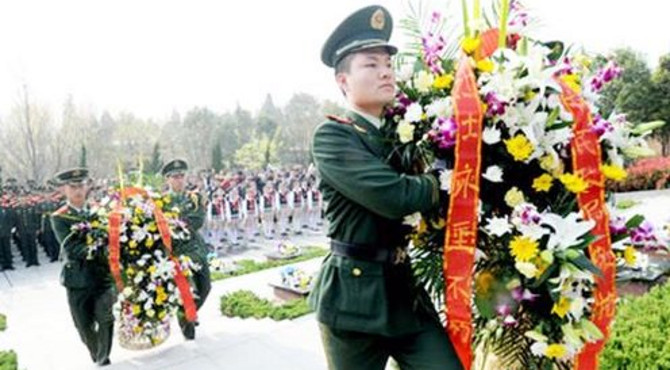当董文华这首歌曲在麻栗坡县烈士墓响起时 所有人泪流满面