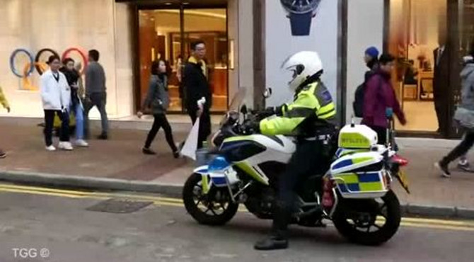 香港交通警察时代广场，使用警笛逼迫非法停泊的出租车驶离