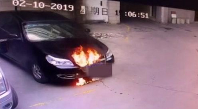 镇雄街心花园烧车