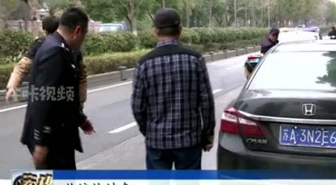 宏琪说交通：女子抱孩子过马路，临牌车这通按喇叭，宏琪急了！