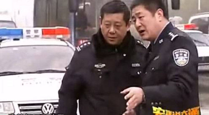 宏琪说交通：卡车冲向公交站台，事故现场一片狼藉，宏琪参与救援