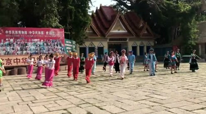 北京中华民族园升国旗和迎宾歌舞，最认真专注舞者非他莫属