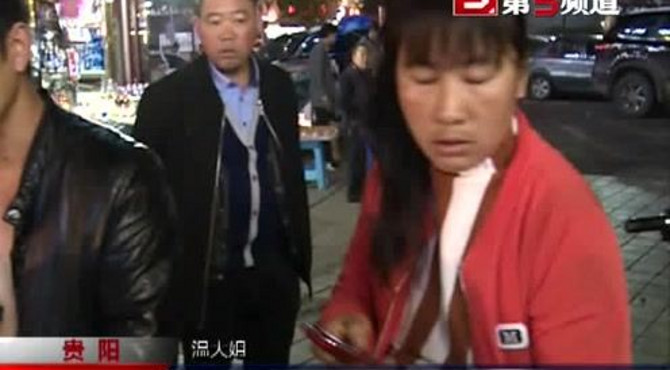 花溪公园门口摆摊卖板栗，两摊主不和大打出手