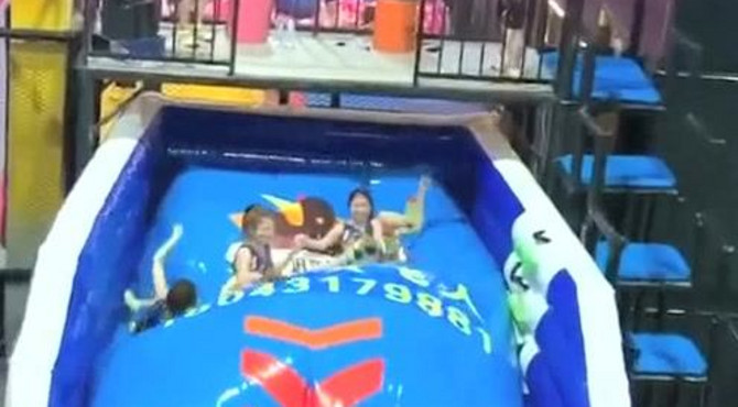 蹦床公园遇到了最难的顾客，三个小姐姐竟然都把他弹起来，太扎心了！