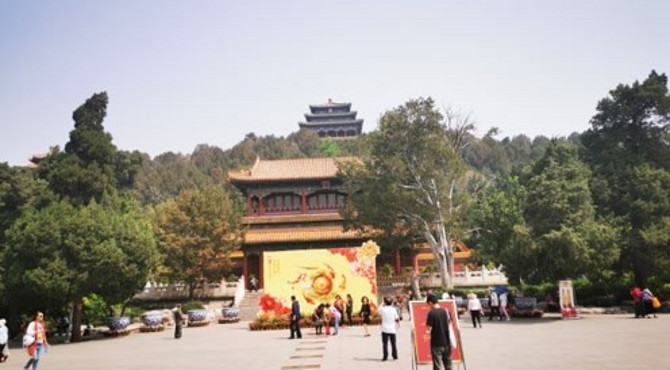 继续逛北京景山公园，这里可以俯瞰北京故宫