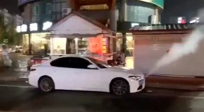 加了个喷气装置的阿尔法罗密欧，过马路就呲一下，差点吓坏路人！