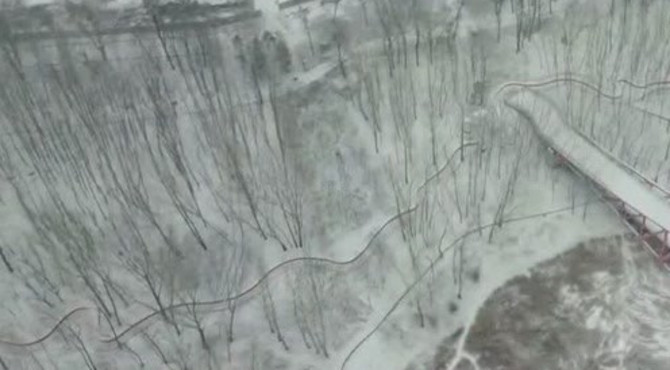 【航拍】秦皇岛汤河带状公园，大雪中的那条红飘带，这样看真是美