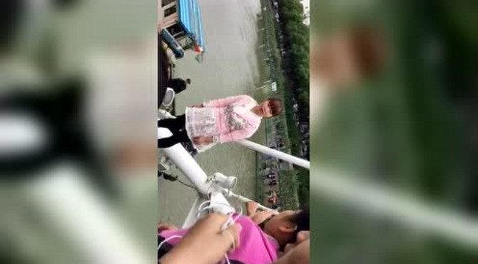 昆山正阳桥一女子在桥上