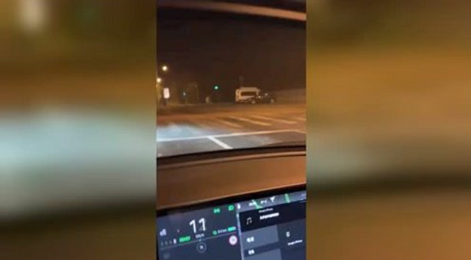 鸟巢附近的北辰西路，一路闯红灯的渣土车