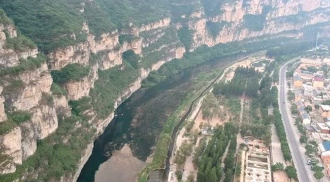 航拍北京房山十渡景区拒马河边，太行山脉的陡峭是特有的美景