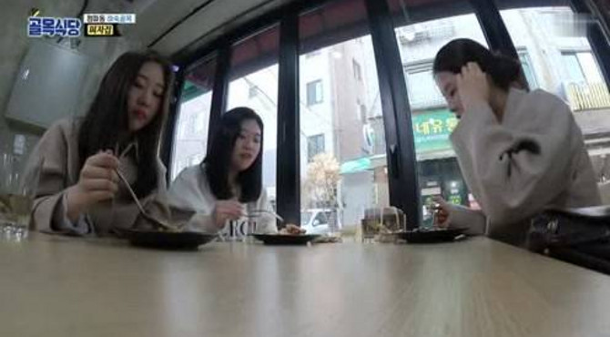 白钟元胡同餐馆：小老板做的什锦烩饭，把虾没炒熟，女顾客有意见了