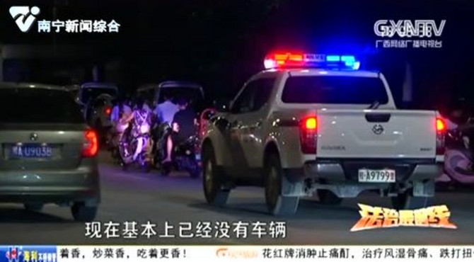 交警夜查 整治蝴蝶桥交通乱象