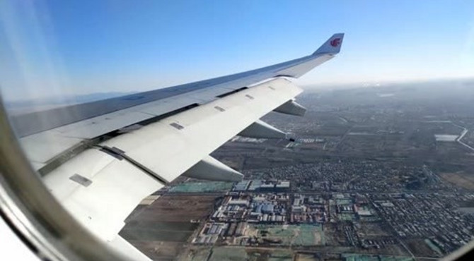 飞机到达北京首都机场上空   即将降落了