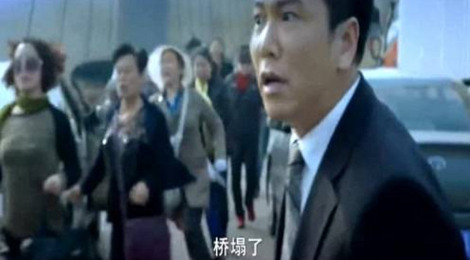 一辆大车走到桥中间，桥塌了，男子因为交通事故，躲过一劫