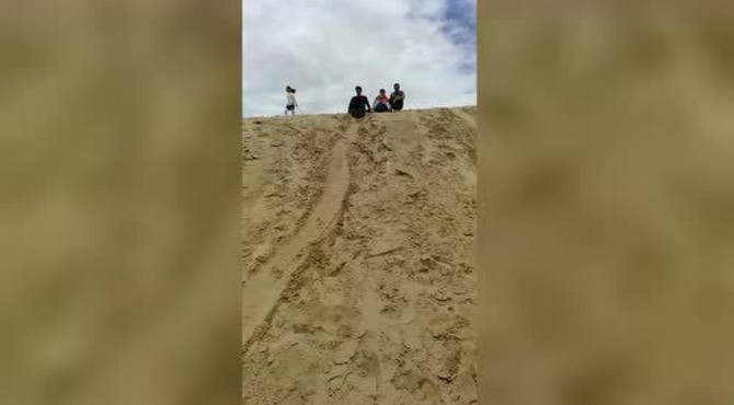 青海湖湖东沙漠生态旅游景区滑沙视频