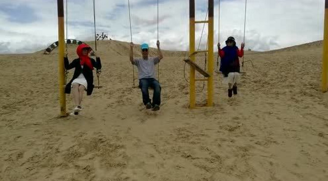 青海湖湖东沙漠生态旅游景区荡秋千视频