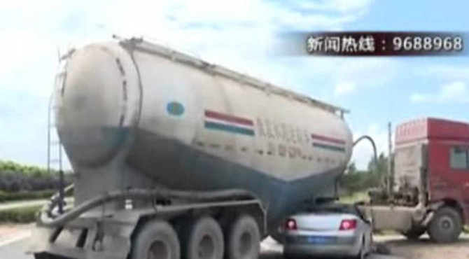 跑车速度太快 “钻进”水泥罐车底